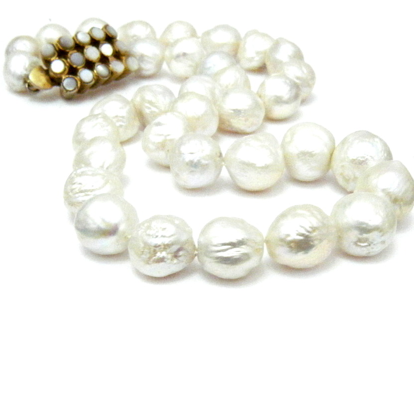 White Roundish Ripple Pearls Necklace